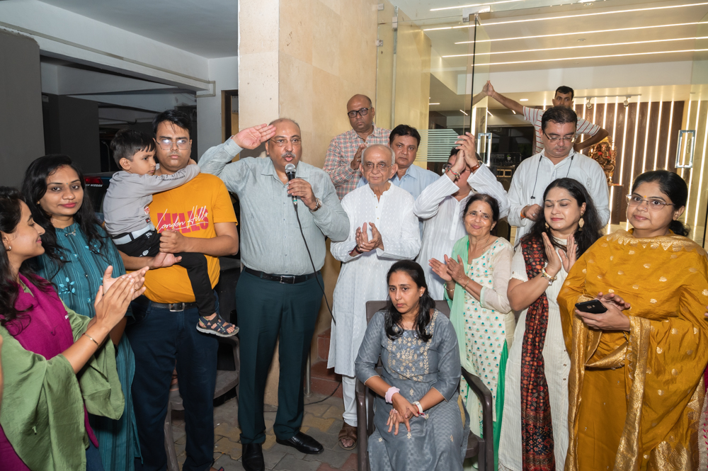 Donate Life and Surat City Ganesh Utsav Committee honored Family Members of organ donor Late Diza Golwala & Late Gitesh Modi by inviting at Arjav Appt., City Light, Surat as guest & performing aarti by them.